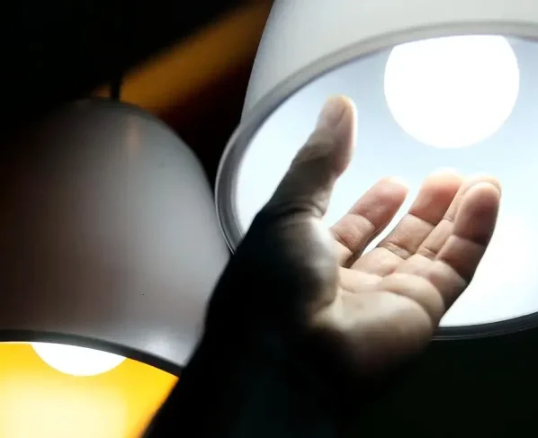 Conta de luz não terá aumento em abril, diz Aneel