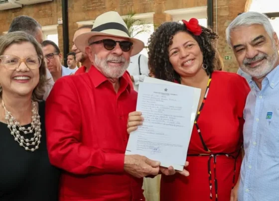 Ao lado dos senadores Teresa Leitão e Humberto Costa, o presidente Lula assinou a ficha de filiação ao PT da deputada estadual pernambucana Dani Portela (ex-Psol)