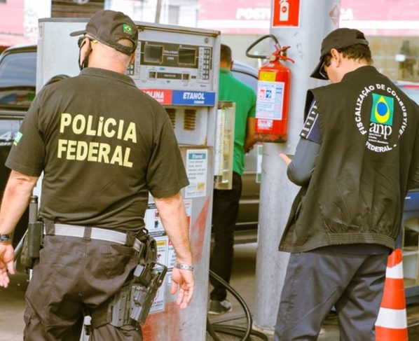 Policiais fiscalizam posto de combustíveis