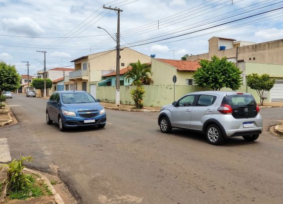 Segundo o CTB, quem tem preferência em cruzamentos sem sinalização?