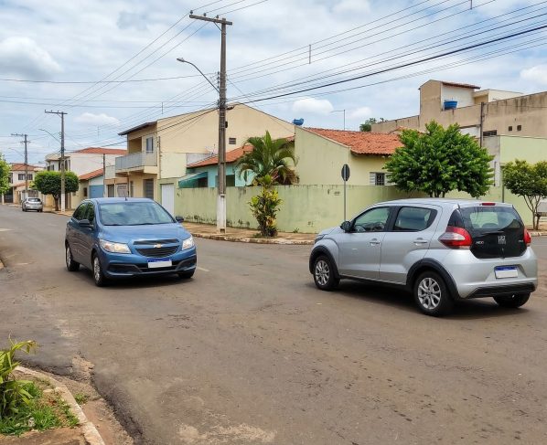 Segundo o CTB, quem tem preferência em cruzamentos sem sinalização?