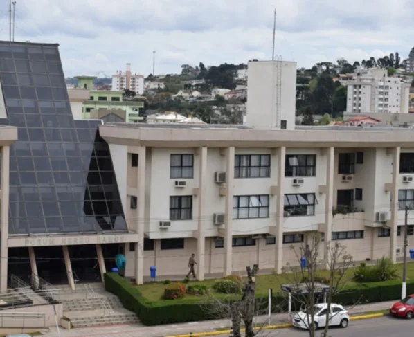 Tribunal do Júri de Lages absolve réu por morte em pet shop