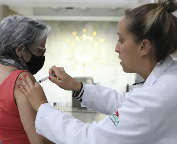 Butantan busca voluntários para teste de vacina da gripe para idosos
