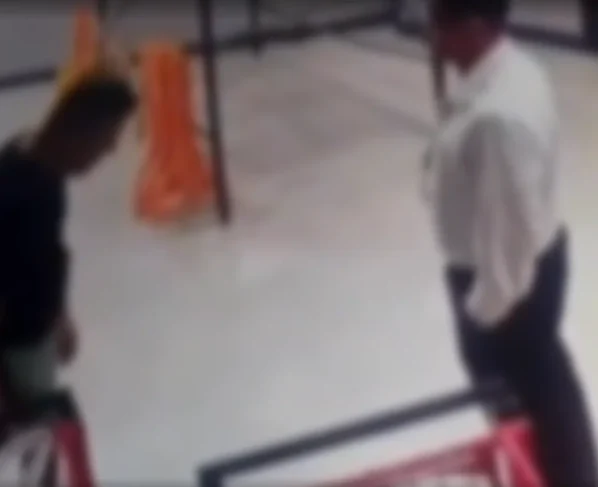 Imagens de câmera de segurança mostram momento em que seguranças do supermercado abordam delegado da PF suspeito de furto