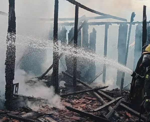 Mulher de 78 anos morre carbonizada após incêndio destruir casa em SC – Imagem: cbmsc