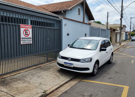 O que diz a lei sobre estacionar em frente à garagem da própria casa no Brasil?