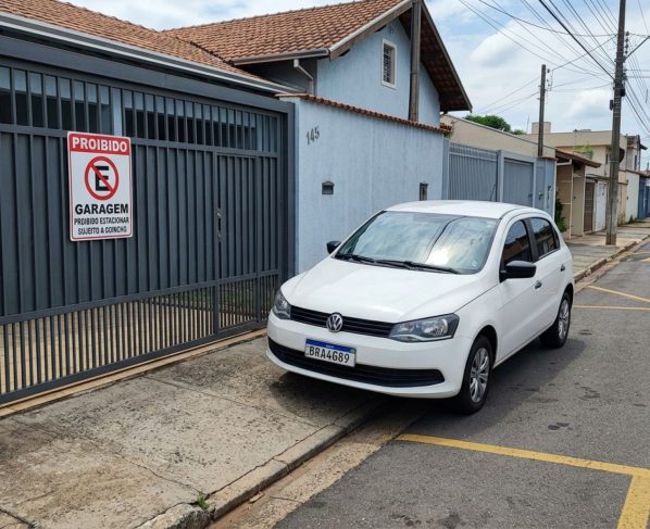O que diz a lei sobre estacionar em frente à garagem da própria casa no Brasil?