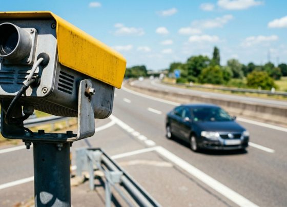 Motoristas ficam sem acreditar após nova regra de farol começar a ganhar holofotes