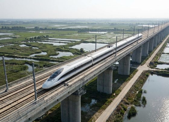 Erguida ao custo de 8,5 bilhões de dólares, a ponte de trem mais longa do planeta possui 164 quilômetros ininterruptos