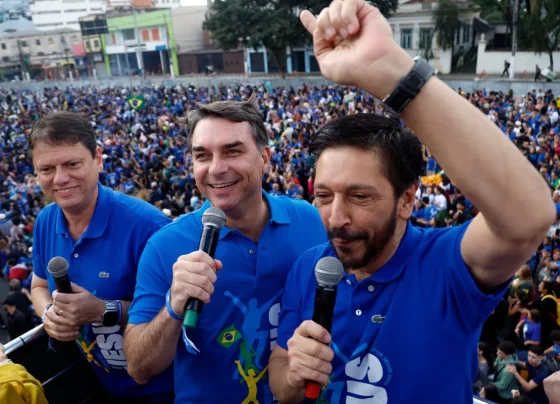 O governador de São Paulo, Tarcísio de Freitas (Republicanos), e o senador Flávio Bolsonaro (PL-RJ) participam da Marcha para Jesus