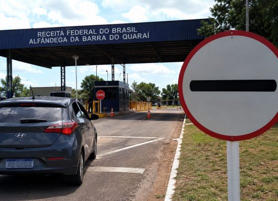 O que significa essa placa de trânsito com uma linha no meio e fundo branco?