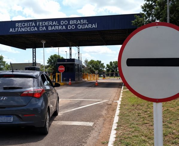 O que significa essa placa de trânsito com uma linha no meio e fundo branco?
