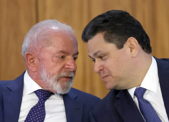 O presidente Luiz Inácio Lula da Silva conversa com o presidente do Senado, Davi Alcolumbre (União-AP)