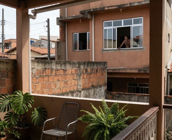 Vizinho construiu janela virada para sua casa: o que diz a lei?