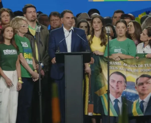 No jingle de campanha, nos discuros, faixa e gritos, o ex-presidente, que está preso em casa, foi o principal assunto da convenção do PL