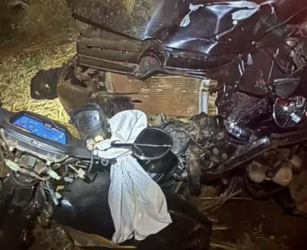 Acidente entre carro e ciclomotor deixa dois mortos em Goiás