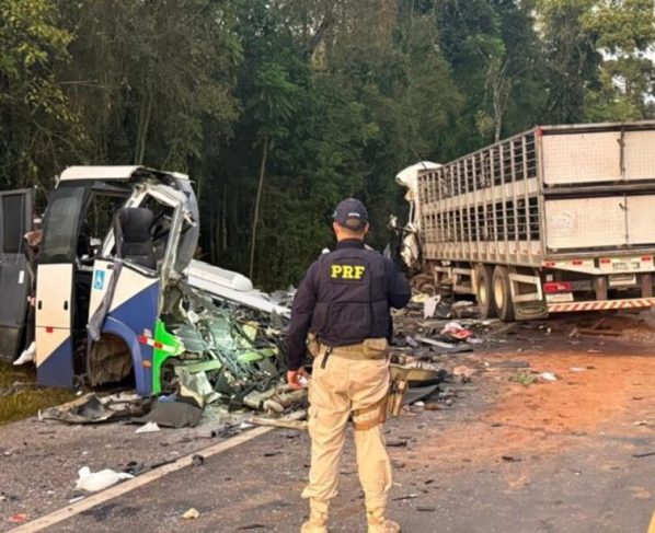 Acidente entre micro-ônibus e carreta deixa 23 mortos no Paraná