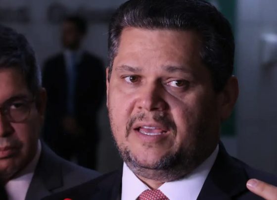 Alcolumbre envia PEC do fim da escala 6x1 para CCJ do Senado