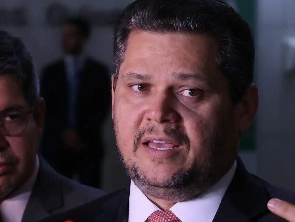 Alcolumbre envia PEC do fim da escala 6x1 para CCJ do Senado