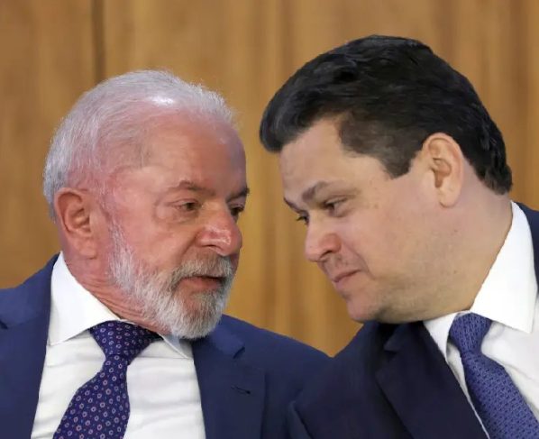 Alcolumbre se reúne com Lula no Palácio da Alvorada para discutir prioridades do governo no Senado
