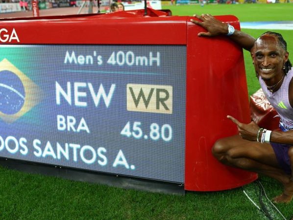 Alison dos Santos quebra recorde mundial dos 400m com barreiras