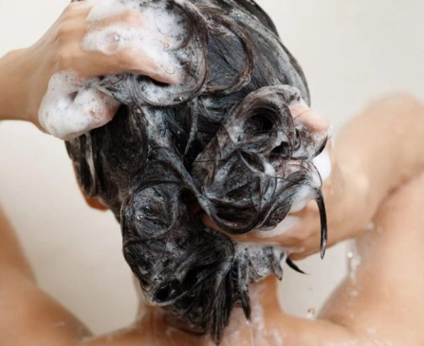 Anvisa proíbe a venda de shampoo, bronzeador famoso e de outros nove cosméticos; veja quais