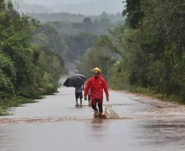 Após chuva, população deve redobrar cuidados para evitar doenças e acidentes no Rio Grande do Sul