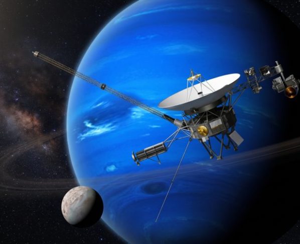 Após doze anos e mais de sete bilhões de quilômetros, a Voyager 2 chegou a Netuno a uma distância de apenas 100 quilômetros do ponto visado, uma margem que a NASA compara a acertar uma tacada de golfe de 3.630 quilômetros de extensão