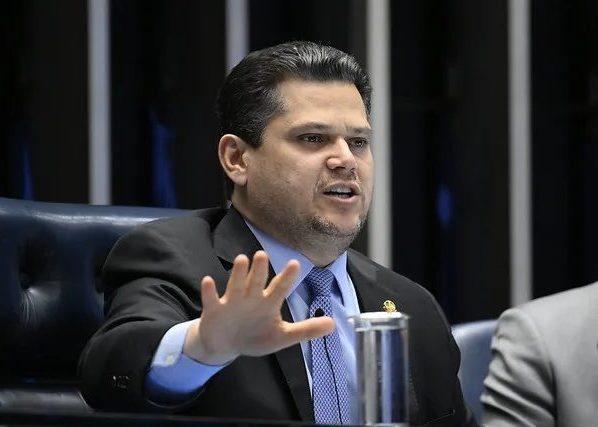 Após encontro com Lula, Alcolumbre anuncia andamento das PECs do fim da escala 6×1 e da segurança