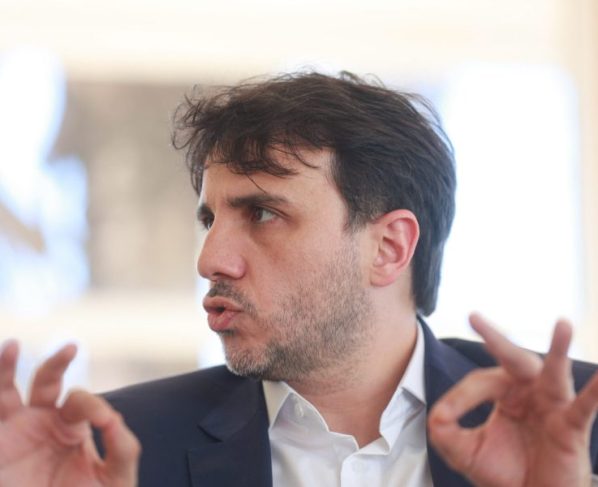 Após Janja reagir a ofensas, Renan Santos a chama de "rainha louca"