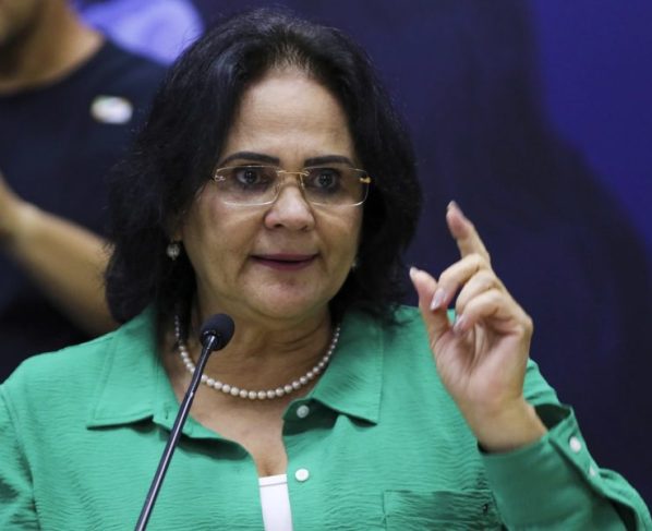 Após Republicanos ficar neutro na disputa presidencial, Damares admite derrota e reitera apoio a Flávio Bolsonaro