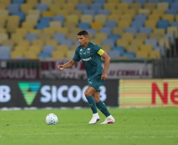 Após três jogos fora, Thiago Silva volta a ser titular do Fluminense