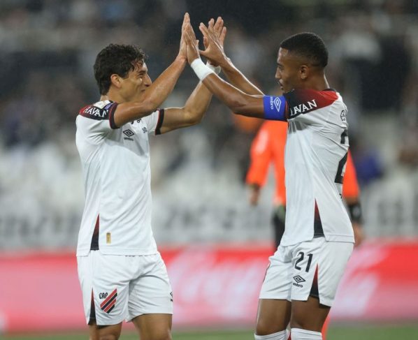 Athletico-PR vence o Botafogo e cola na vice-liderança do Brasileirão
