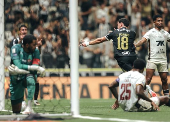 Atlético-MG bate Vitória pelo Brasileirão e alcança 13º jogo sem derrotas