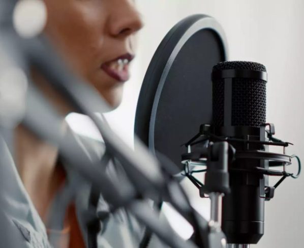 Avanço da inteligência artificial reforça o valor da credibilidade do rádio, aponta estudo internacional