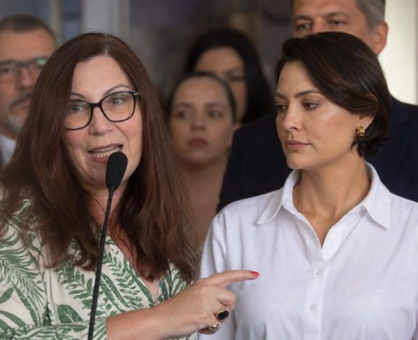 Bia Kicis anuncia que Michelle Bolsonaro aceitou ser candidata ao Senado pelo DF