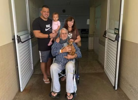 Cachorra visita tutor idoso internado e pula no colo dele em hospital de SP