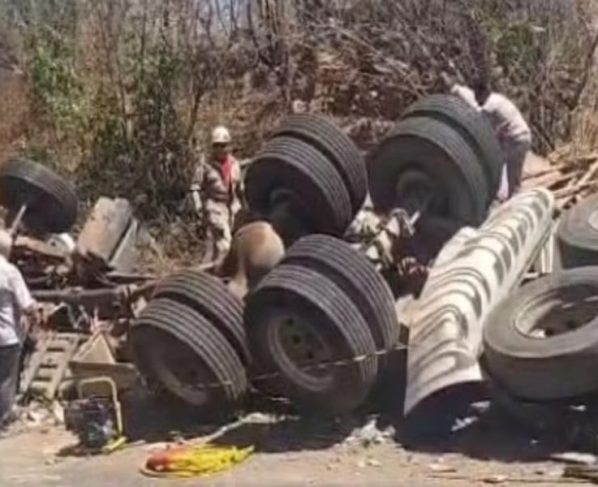 Caminhão carregado de telhas tomba e deixa 3 mortos no Ceará