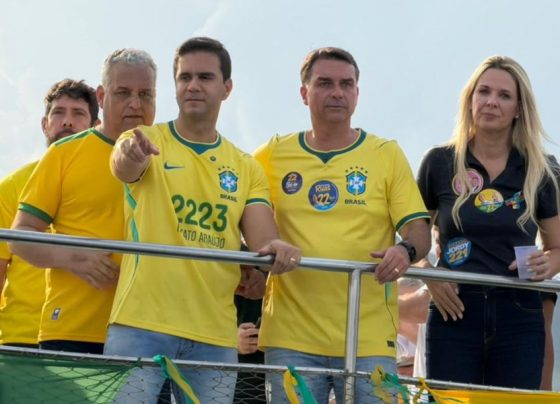 Candidato investigado participa de barqueata com Flávio Bolsonaro em Angra