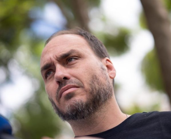 Carlos paralisa campanha em SC e viaja a Brasília para visitar o pai