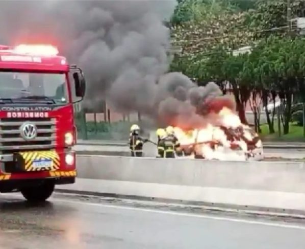 Carro pega fogo após motorista ligar ar-condicionado em Blumenau