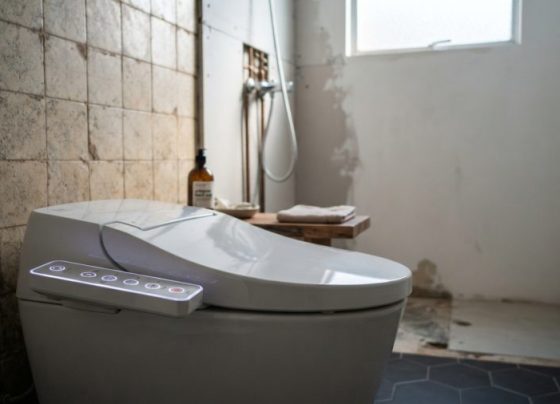Casal compra vaso sanitário japonês de R$ 12 mil com aquecimento e lavagem, mas descobre que precisa quebrar o banheiro inteiro porque o prédio antigo não tem fiação aterrada