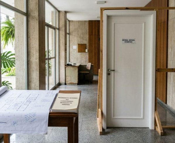Casal fecha parte do hall com uma porta e usa o espaço como entrada particular por anos, mas troca de síndico leva à conferência da planta e condomínio exige que passagem volte ao formato original