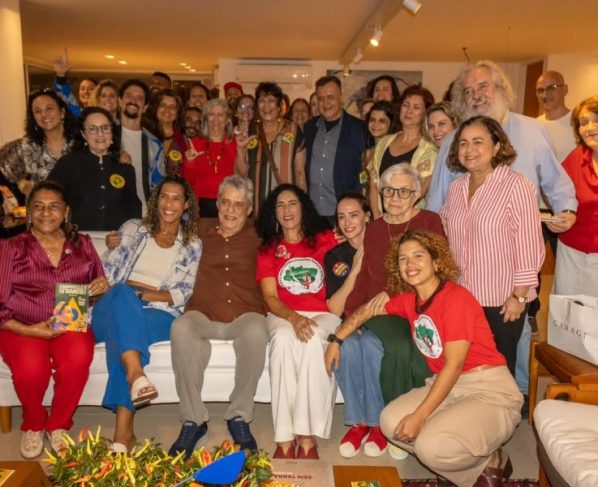 Chico Buarque e Carol Proner declaram apoio à chapa de Lula e do MST no Rio