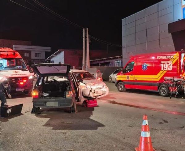 Colisão frontal entre dois carros mobiliza bombeiros em Otacílio Costa