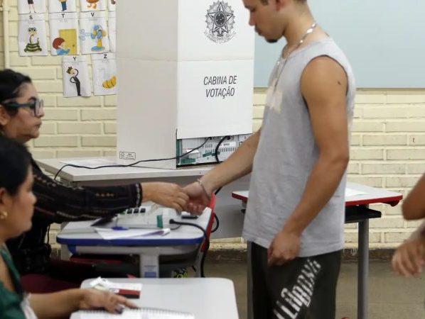 Com envelhecimento da população, eleitorado jovem recua 22% em 16 anos