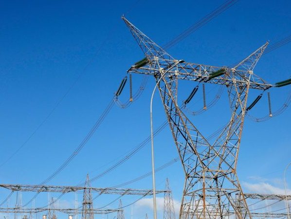 Consumidores poderão escolher fornecedores de energia a partir de 2027