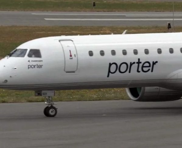 Criança causa cancelamento de voo no Canadá por ficar em pé no assento