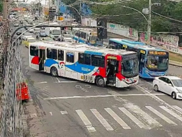Criminosos usam ônibus em barricadas contra operação policial no Rio
