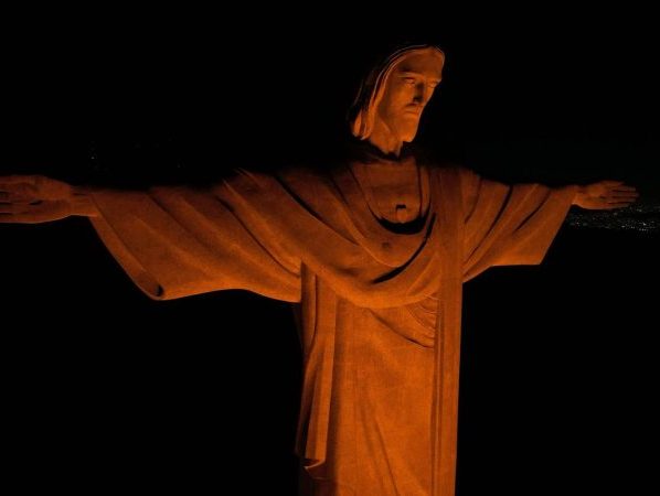 Cristo Redentor iluminado na cor laranja alerta contra o feminicídio